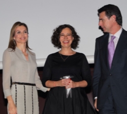 Doña Letizia y el ministro Soria, con Carol Blázquez, directora creativa de Ecoalf, empresa galardonada con el Premio Nacional al Emprendimiento de la