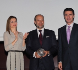 La Princesa de Asturias y el ministro de Industria, Energía y Turismo, con Ignacio Sierra, director general corporativo de Cortefiel, Premio Nacional 