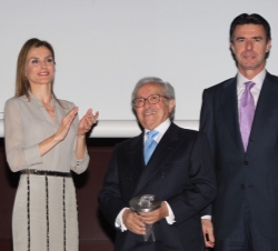 Doña Letizia y el ministro Soria, con Ricardo Fraguas, fundador de Mirto, Premio Nacional a la Pequeña y Mediana Empresa de la Industria del Sector de