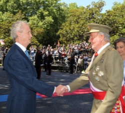 Su Majestad el Rey recibe el saludo del ministro de Defensa, Pedro Morenés, a su llegada a la Plaza de la Lealtad