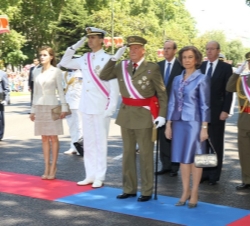 Sus Majestades los Reyes y Sus Altezas Reales los Príncipes de Asturias durante la interpretación del Himno Nacional