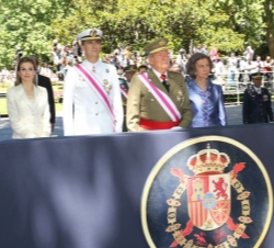 Sus Majestades los Reyes y Sus Altezas Reales los Príncipes de Asturias durante los actos del Día de las Fuerzas Armadas