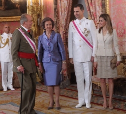 Sus Majestades los Reyes y Sus Altezas Reales los Príncipes de Asturias durante la recepción ofrecida en el Palacio Real de Madrid con motivo del Día 