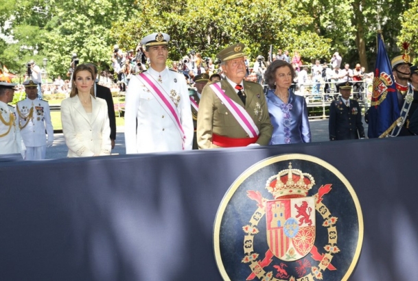 Sus Majestades los Reyes y Sus Altezas Reales los Príncipes de Asturias durante los actos del Día de las Fuerzas Armadas