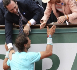 Su Alteza Real la Infanta Doña Elena y el presidente de las Illes Balears felicitan a Rafael Nadal tras su victoria.