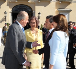 Su Majestad el Rey Don Juan Carlos conversa con el Presidente de los Estados Unidos Mexicanos, Enrique Peña Nieto, en presencia de Su Majestad la Rein