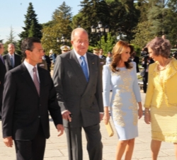 Sus Majestades los Reyes, junto al Presidente de los Estados Unidos Mexicanos y Señora Rivera de Peña, durante el recibimiento oficial que tuvo lugar 