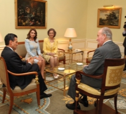 Su Majestad el Rey, junto al Presidente de los Estados Unidos Mexicanos, Enrique Peña Nieta, durante el encuentro que mantuvieron en el Palacio Real d