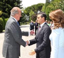 Su Majestad el Rey recibe el saludo del Presidente de los Estados Unidos Mexicanos, Enrique Peña Nieto, a su llegada al Palacio de La Zarzuela