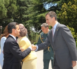 Su Alteza Real el Príncipe de Asturias recibe el saludo del Presidente de los Estados Unidos Mexicanos, Enrique Peña Nieto, a su llegada al Palacio de