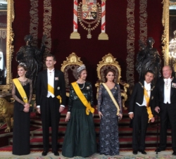 Los Reyes y los Príncipes, con el Presidente Peña Nieto y su esposa, antes del saludo de los invitados.
