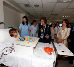 Doña Sofía y la Sra. Rivera de Peña charlan con una joven paciente durante su visita al Servicio de Nefrología Infantil.