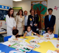 Doña Sofía y la Sra. Rivera de Peña charlan con una joven paciente durante su visita al Servicio de Nefrología Infantil.
