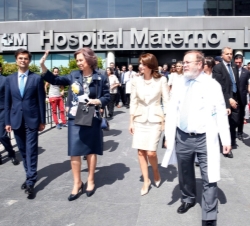 Su Majestad la Reina junto a la Sra. Rivera de Peña, tras finalizar su visita. 