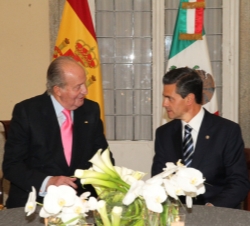 Don Juan Carlos conversa con el Presidente de los Estados Unidos Mexicanos, Enrique Peña Nieto