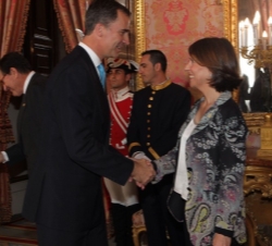 Don Felipe recibe el saludo de la directora de la Fundación Príncipe de Asturias, Teresa Sanjurjo