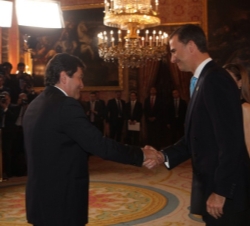 Don Felipe recibe el saludo del presidente del Gobierno del Principado de Asturias, Javier Fernández