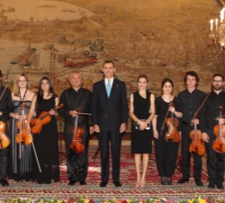 Sus Altezas Reales los Príncipes de Asturias junto a los concertistas de la Escuela Internacional de Música de la Fundación Príncipe de Asturias