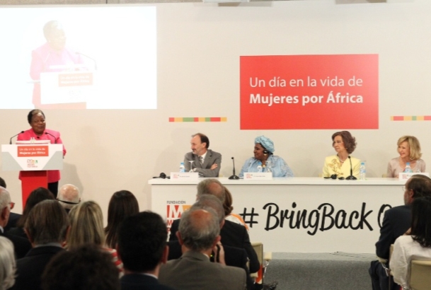 Doña Sofía durante la intervención de la expresidenta del Parlamento Panafricano, Gertrude Mongella