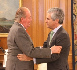 Don Juan Carlos recibe el saludo de Adolfo Suárez Illana