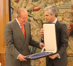 Don Juan Carlos recibe, de manos de Adolfo Suárez Illana, el Toisón de Oro que le fue concedido a su padre, el expresidente del Gobierno, Adolfo Suáre