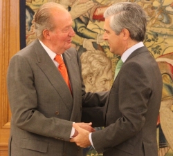 Su Majestad el Rey conversa con Adolfo Suárez Illana