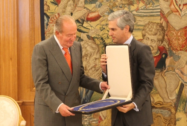 Don Juan Carlos recibe, de manos de Adolfo Suárez Illana, el Toisón de Oro que le fue concedido a su padre, el expresidente del Gobierno, Adolfo Suáre
