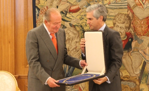 Don Juan Carlos recibe, de manos de Adolfo Suárez Illana, el Toisón de Oro que le fue concedido a su padre, el expresidente del Gobierno, Adolfo Suáre