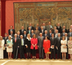 Su Majestad el Rey junto con la Junta directiva de SECOT y los presidentes de Delegaciones 
