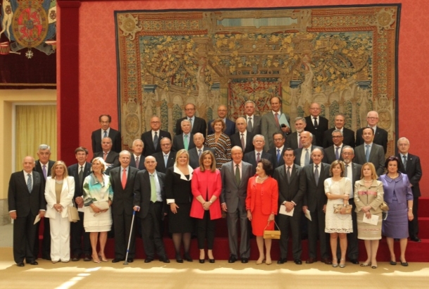 Su Majestad el Rey junto con la Junta directiva de SECOT y los presidentes de Delegaciones 
