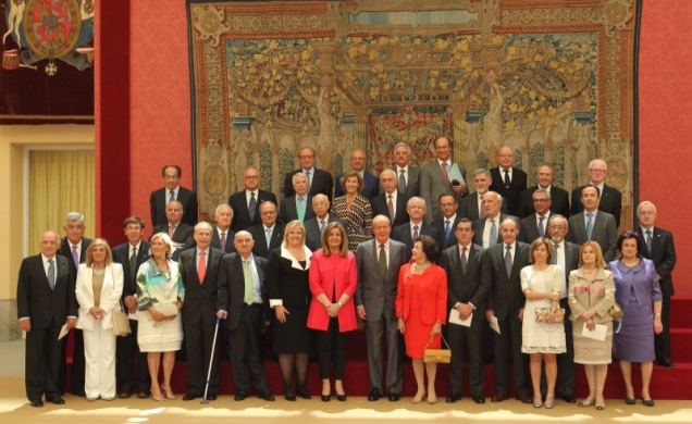 Su Majestad el Rey junto con la Junta directiva de SECOT y los presidentes de Delegaciones 