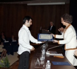 Su Majestad la Reina entrega la beca a uno de los galardonados
