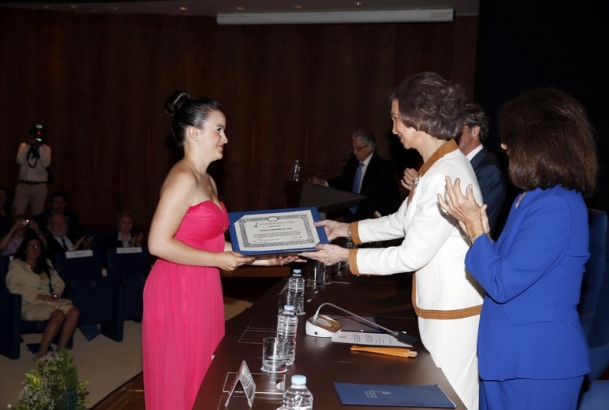 Doña Sofía entrega la beca a una de las galardonadas