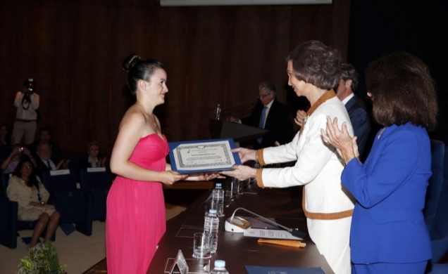 Doña Sofía entrega la beca a una de las galardonadas