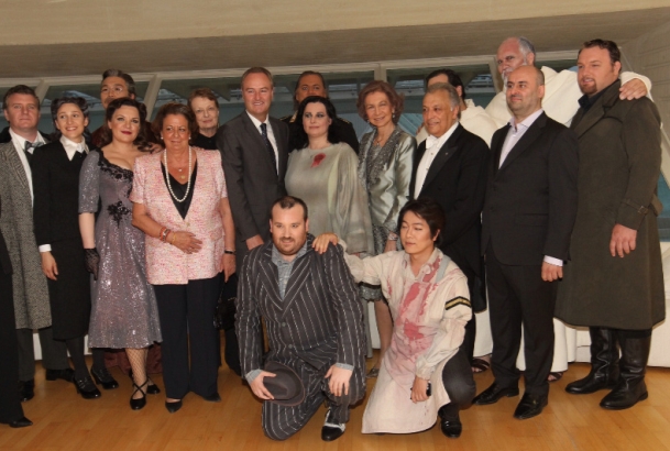 Doña Sofía junto a los directores y artístas de la Ópera “La Forza del Destino”