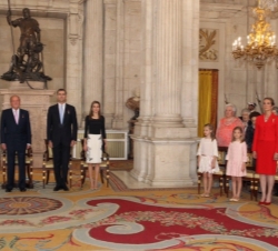 Sus Majestades los Reyes, acompañados de Sus Altezas Reales los Príncipes de Asturias, durante la interpretación del Himno Nacional