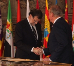 Su Majestad el Rey recibe el saludo del presidente del Gobierno, Mariano Rajoy