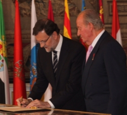 Instante en el que el presidente del Gobierno, Mariano Rajoy, refrenda la Ley Orgánica por la que Su Majestad el Rey hace efectiva su abdicación de la