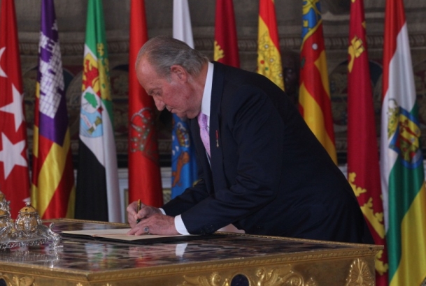 Momento en el que Su Majestad el Rey Don Juan Carlos sanciona y promulga la Ley Orgánica por la que hace efectiva la abdicación de la Corona de España