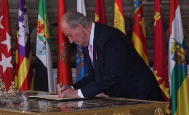 Momento en el que Su Majestad el Rey Don Juan Carlos sanciona y promulga la Ley Orgánica por la que hace efectiva la abdicación de la Corona de España