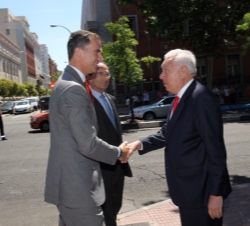 Don Felipe recibe el saludo del ministro de Asuntos Exteriores y de Cooperación, José Manuel García-Margallo