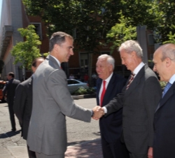 Don Felipe recibe el saludo del ministro de Defensa, Pedro Morenés