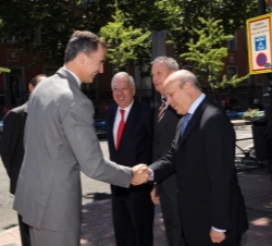 Don Felipe recibe el saludo del ministro de Educación, Cultura y Deporte, José Ignacio Wert
