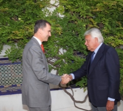 Don Felipe recibe el saludo del expresidente del Gobierno, Felipe González