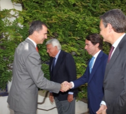 Don Felipe recibe el saludo del expresidente del Gobierno, José María Aznar