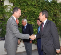 Don Felipe recibe el saludo del expresidente del Gobierno, José Luis Rodríguez Zapatero