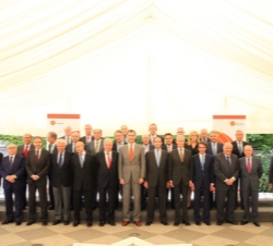 Su Alteza Real el Príncipe de Asturias junto a los expresidentes del Gobierno y miembros del Patronato del Real Instituto Elcano de Estudios Internaci