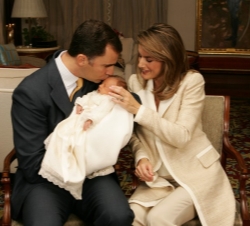 Sus Majestades los Reyes, con su hija Doña Leonor, a los pocos días de su nacimiento
