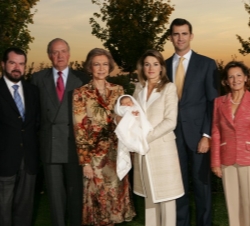 Su Alteza Real la Princesa de Asturias, con sus padres y sus abuelos, a los pocos días de su nacimiento