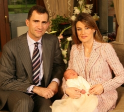 Sus Majestades los Reyes, con Su Alteza Real la Infanta Doña Sofía, a los pocos días de su nacimiento
